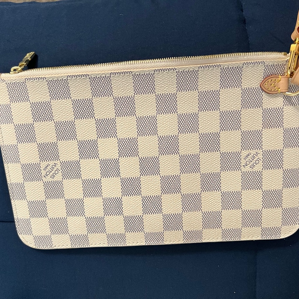 Wristlet pouch